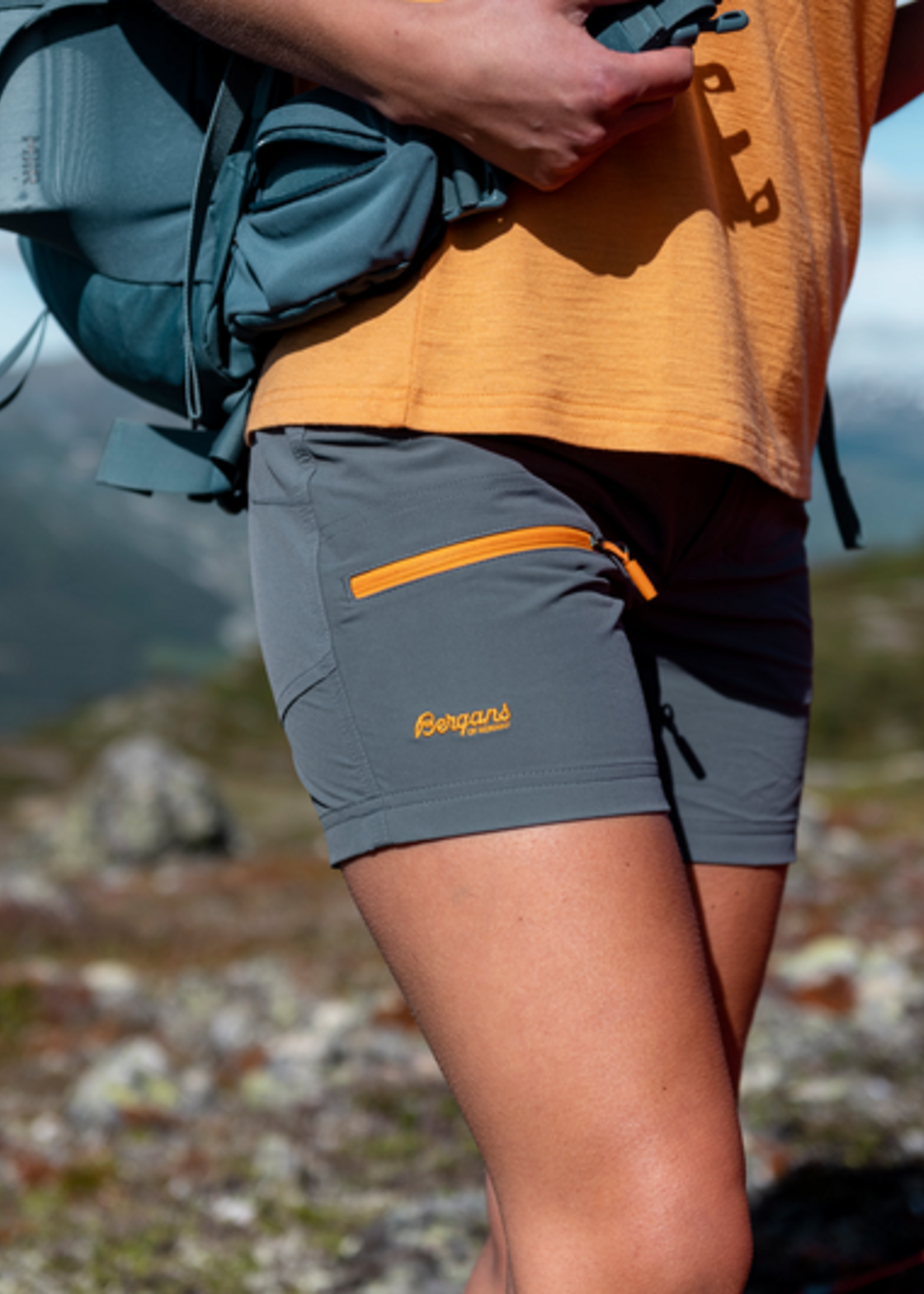 Bergans of Norway Cecilie Mtn Softshell Shorts - Solid Dunkelgrau/Wolkenbeere Gelb