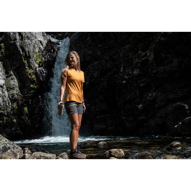 Cecilie Mtn Softshell Shorts - Solid Dunkelgrau/Wolkenbeere Gelb