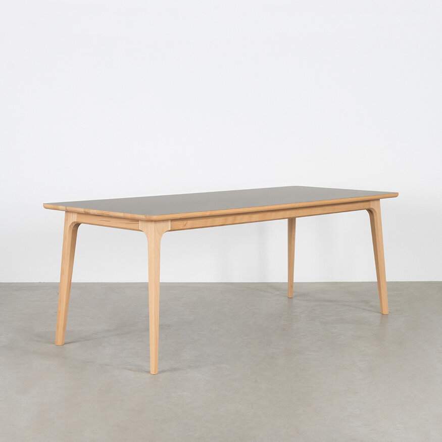 Sav & Økse Fjerre Table