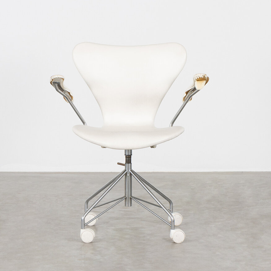Fritz Hansen Arne Jacobsen 3217 desk butterfly chair white skai Fritz Hansen