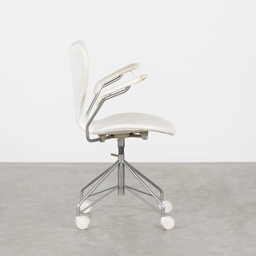 Fritz Hansen Arne Jacobsen 3217 desk butterfly chair white skai Fritz Hansen