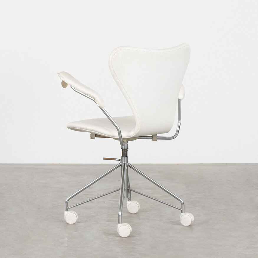 Fritz Hansen Arne Jacobsen 3217 desk butterfly chair white skai Fritz Hansen