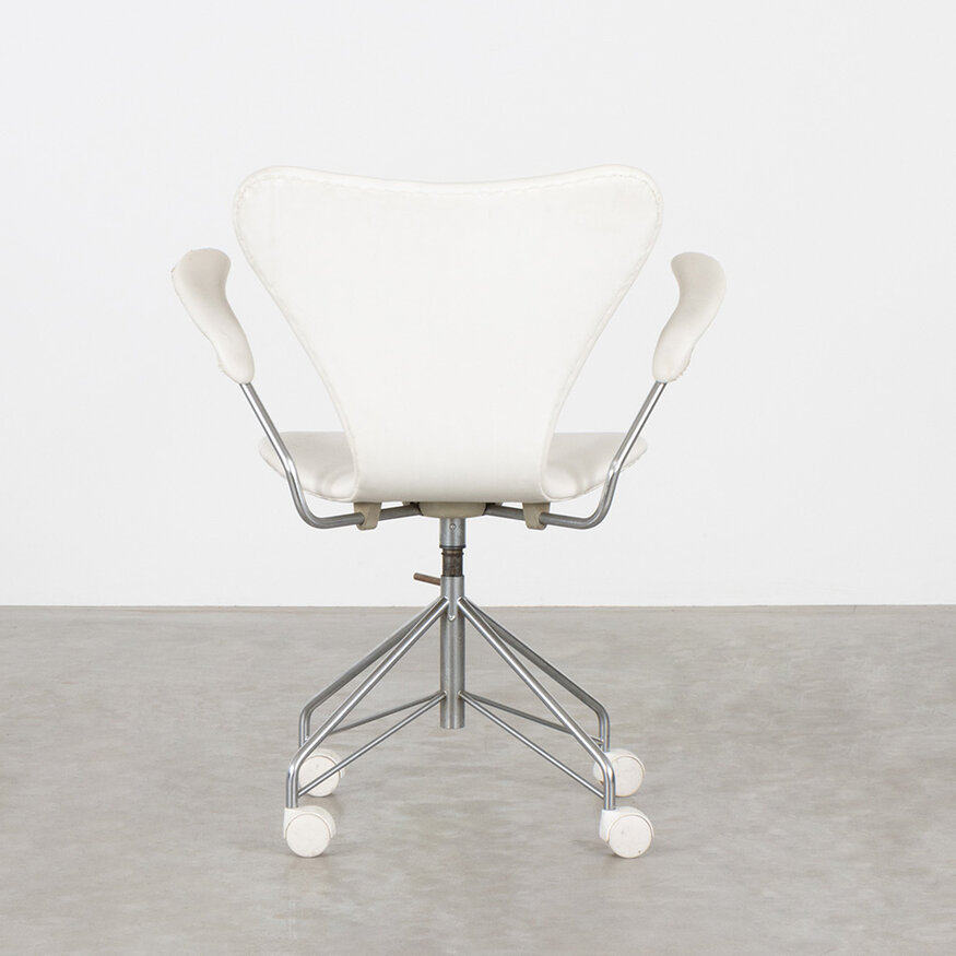 Fritz Hansen Arne Jacobsen 3217 desk butterfly chair white skai Fritz Hansen