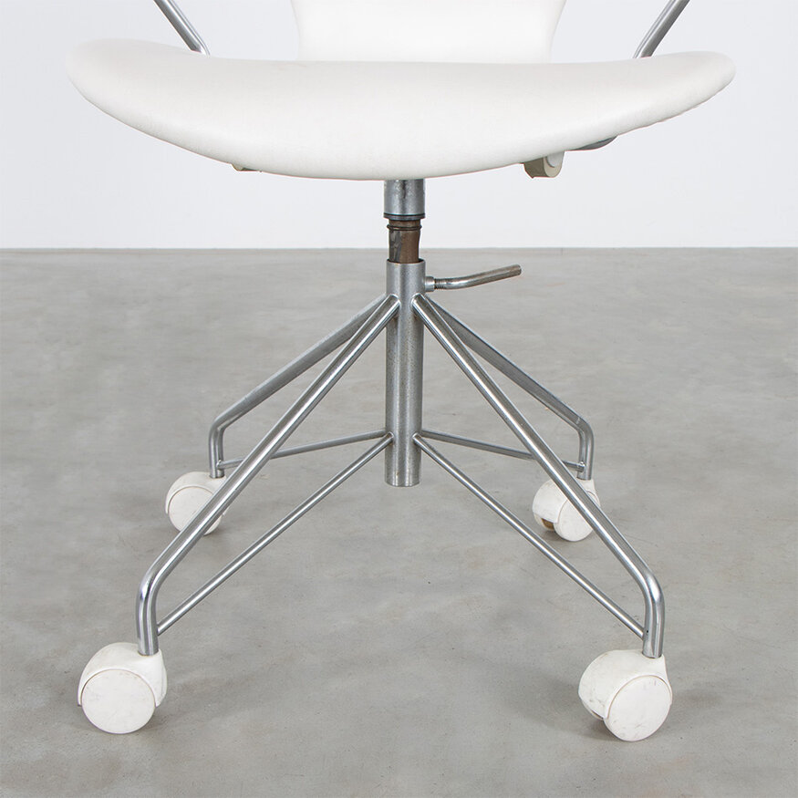 Fritz Hansen Arne Jacobsen 3217 desk butterfly chair white skai Fritz Hansen