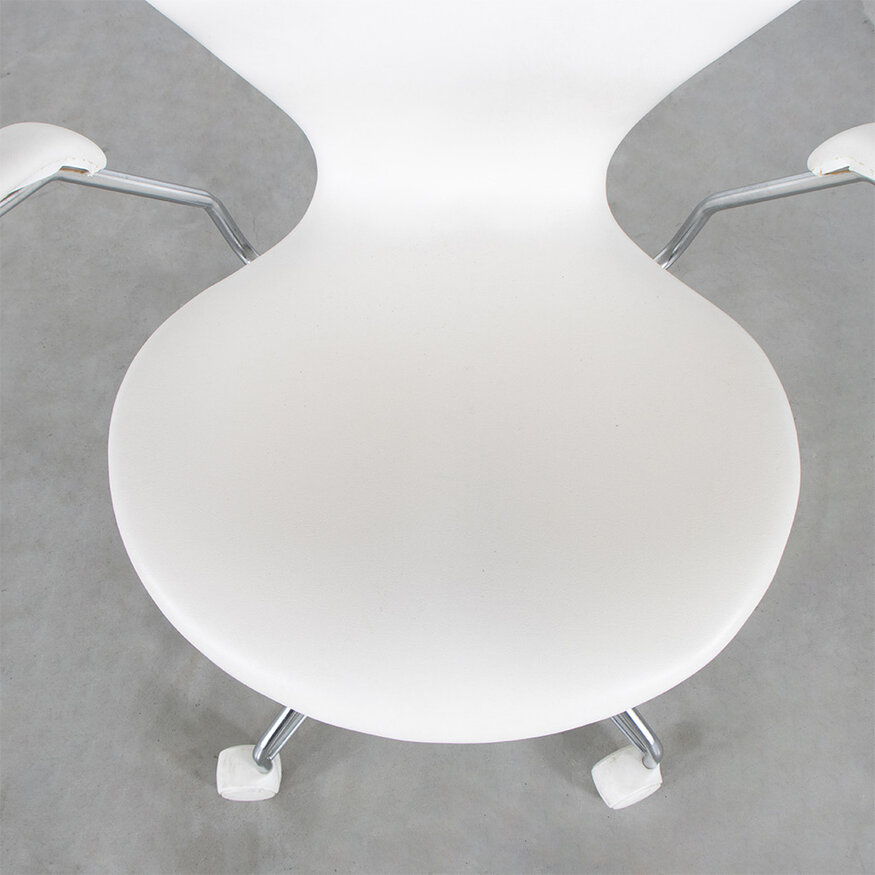 Fritz Hansen Arne Jacobsen 3217 desk butterfly chair white skai Fritz Hansen