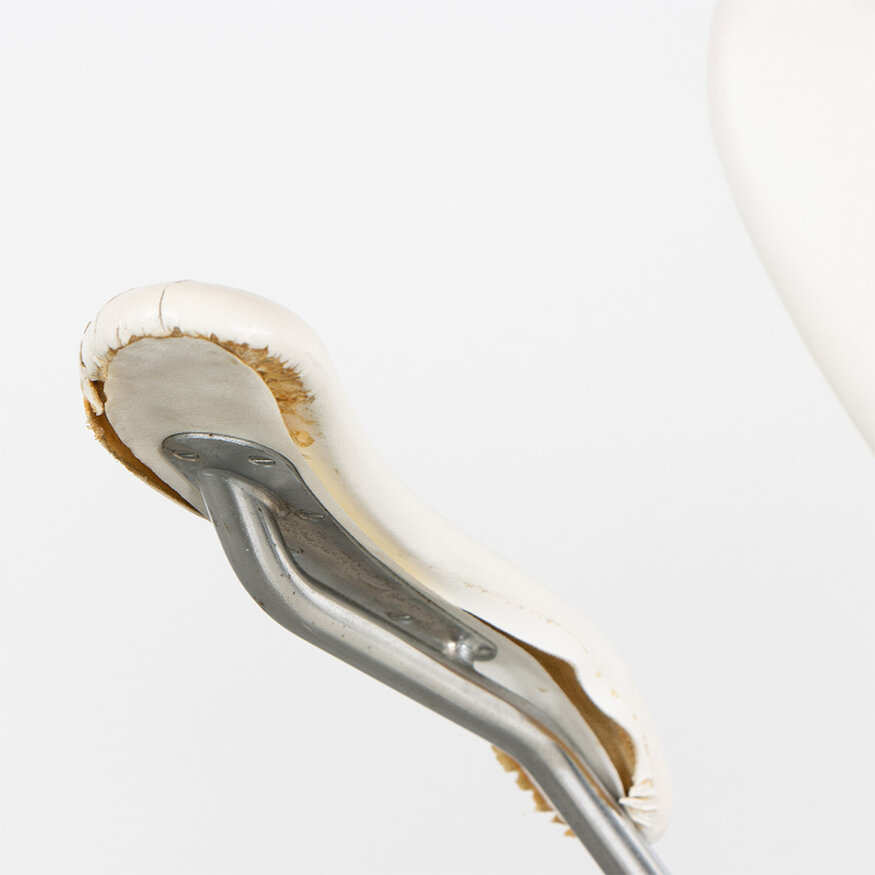 Fritz Hansen Arne Jacobsen 3217 desk butterfly chair white skai Fritz Hansen
