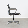 Eames EA107 stoel zwart netweave chroom frame ICF