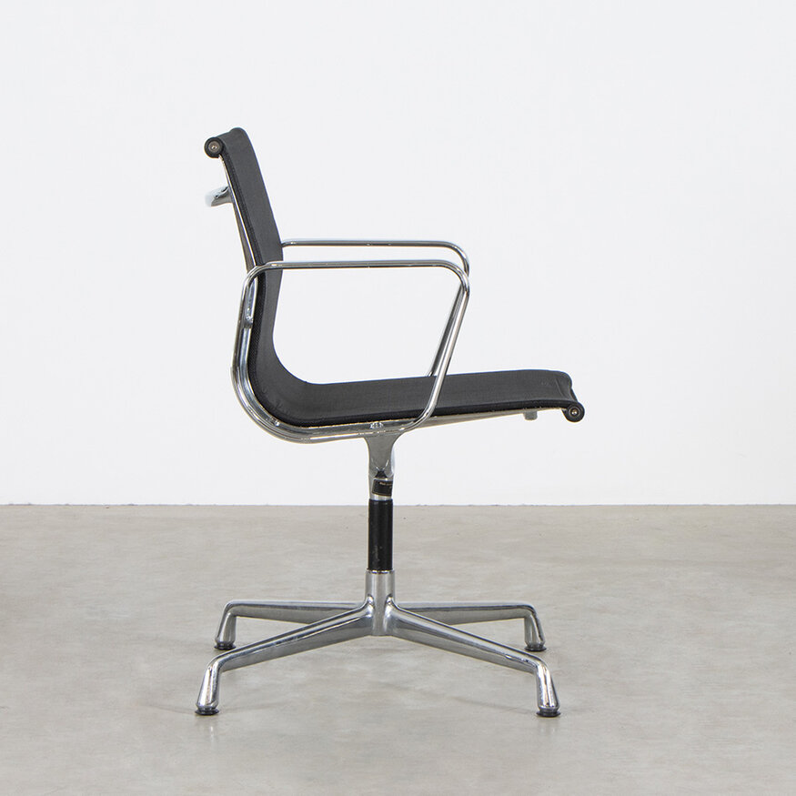Eames EA107 stoel zwart netweave chroom frame ICF