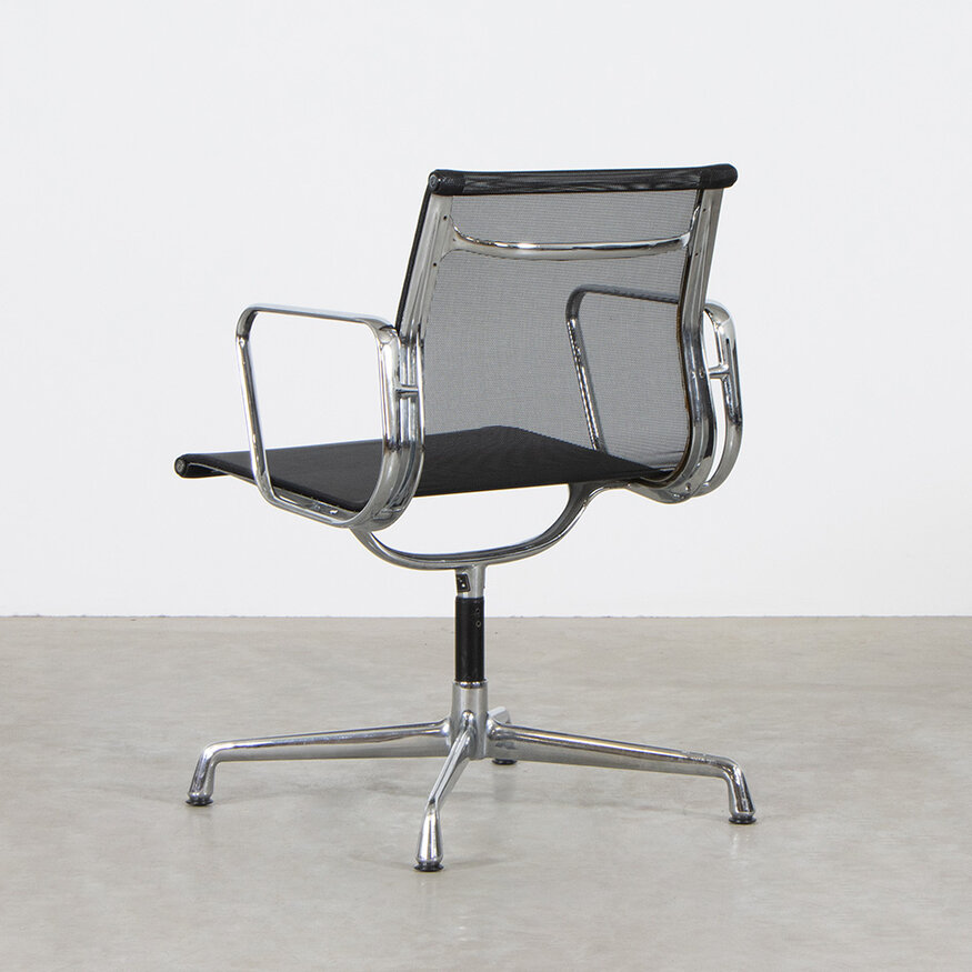 Eames EA107 stoel zwart netweave chroom frame ICF