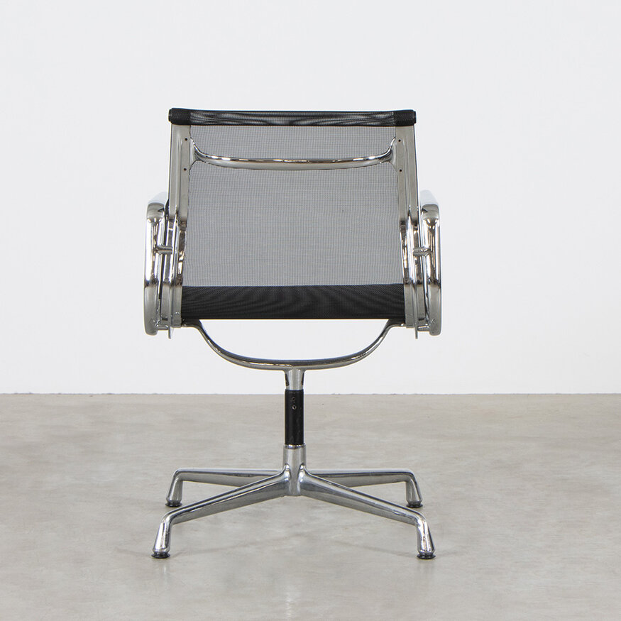 Eames EA107 stoel zwart netweave chroom frame ICF