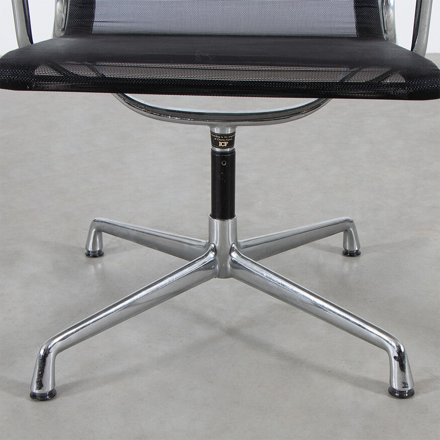 Eames EA107 stoel zwart netweave chroom frame ICF