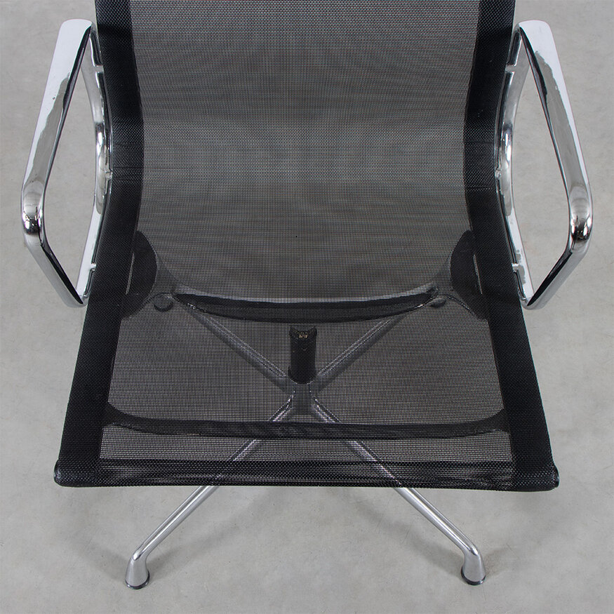 Eames EA107 stoel zwart netweave chroom frame ICF
