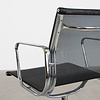 Eames EA107 stoel zwart netweave chroom frame ICF