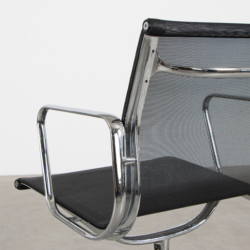 Eames EA107 stoel zwart netweave chroom frame ICF