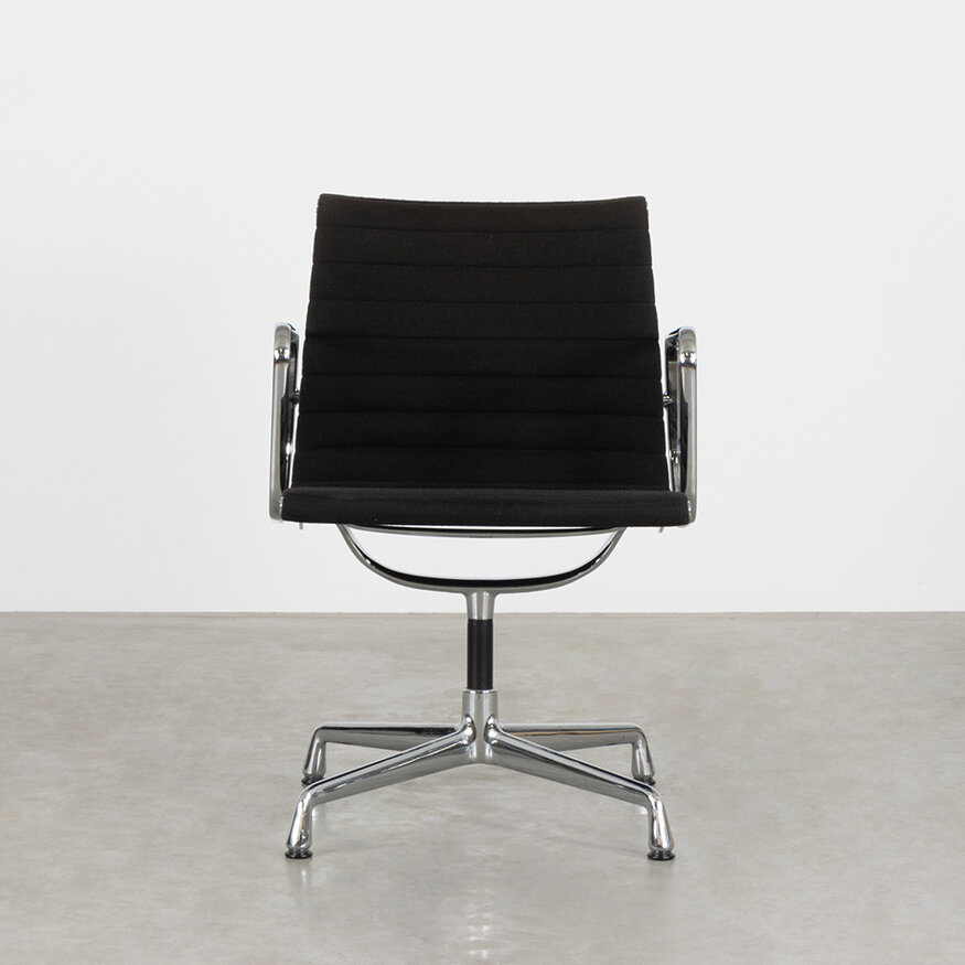 Eames EA108 stoel zwart (verkleurd) hopsak Vitra Vitra Eames EA108 stoel zwart (verkleurd) hopsak Vitra