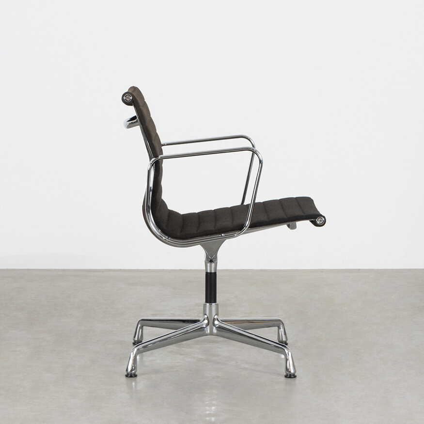 Eames EA108 stoel zwart (verkleurd) hopsak Vitra Vitra Eames EA108 stoel zwart (verkleurd) hopsak Vitra