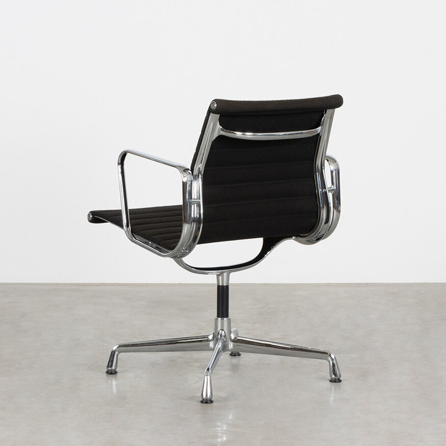 Eames EA108 stoel zwart (verkleurd) hopsak Vitra Vitra Eames EA108 stoel zwart (verkleurd) hopsak Vitra