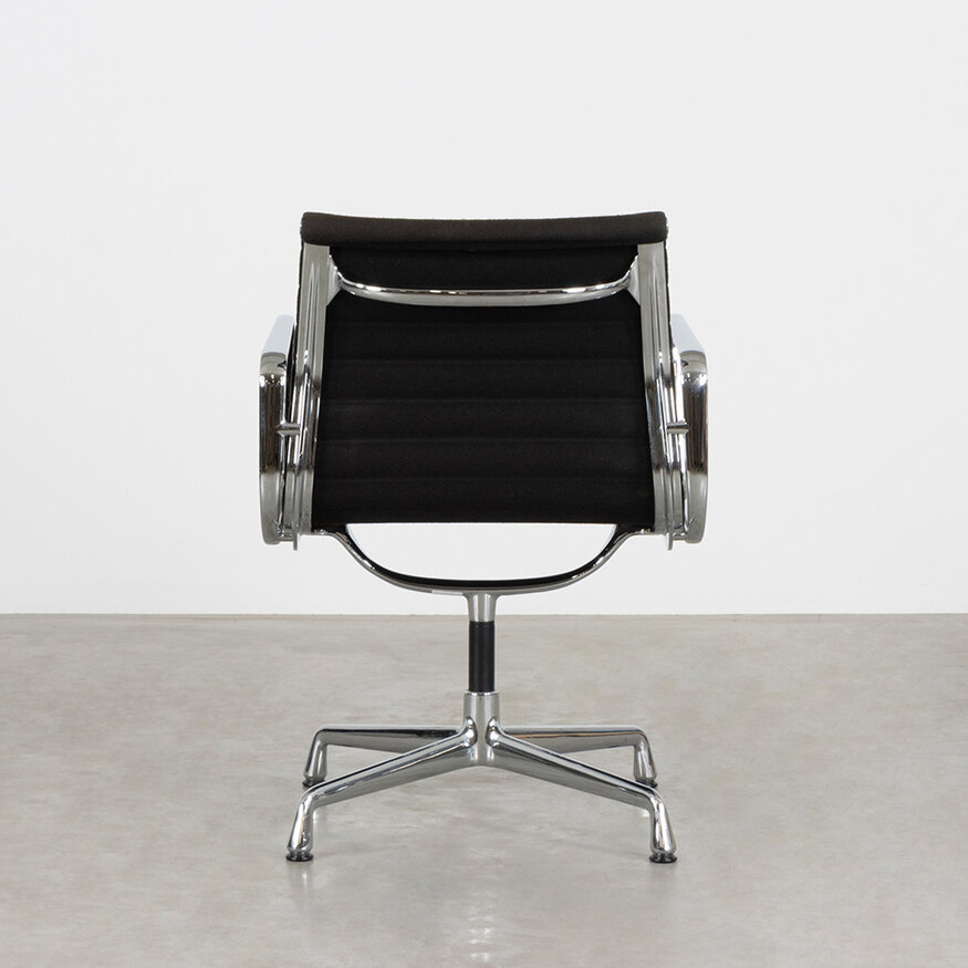 Eames EA108 stoel zwart (verkleurd) hopsak Vitra Vitra Eames EA108 stoel zwart (verkleurd) hopsak Vitra