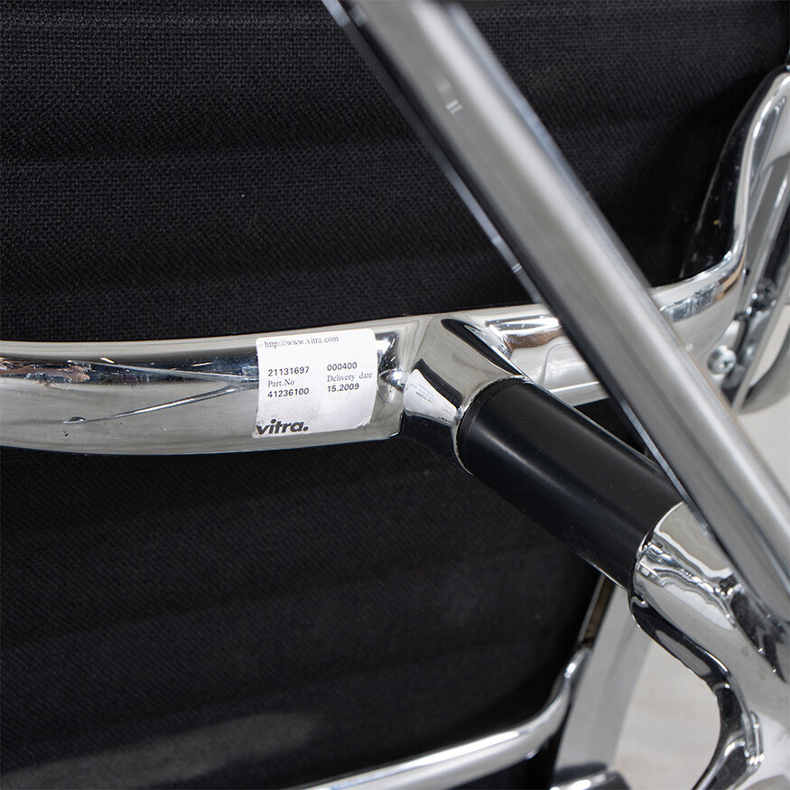 Eames EA108 stoel zwart (verkleurd) hopsak Vitra Vitra Eames EA108 stoel zwart (verkleurd) hopsak Vitra
