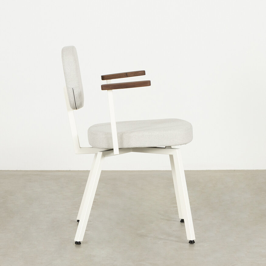 MK design stoel Met Walnoot Armleggers Dykmeyer MK design stoel Met Walnoot Armleggers