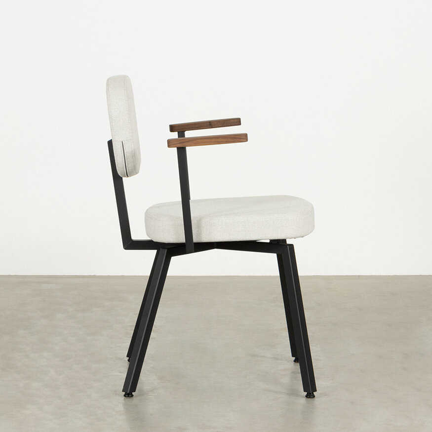 MK design stoel Met Walnoot Armleggers Dykmeyer MK design stoel Met Walnoot Armleggers