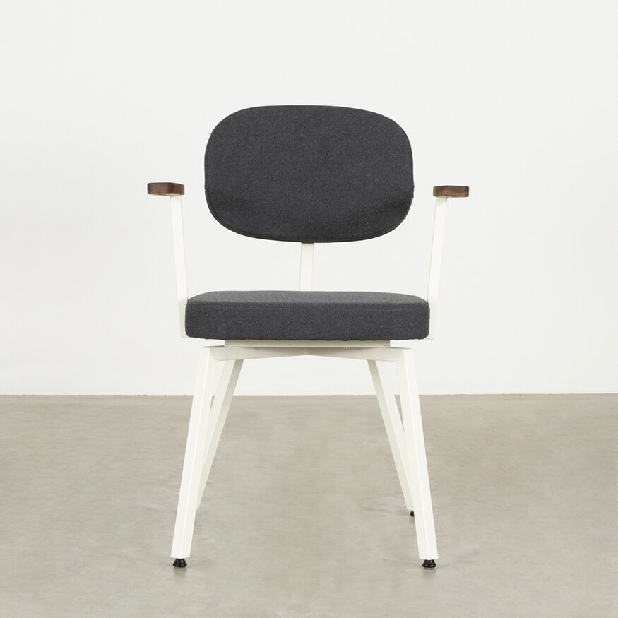 MK design stoel Met Walnoot Armleggers Dykmeyer MK design stoel Met Walnoot Armleggers