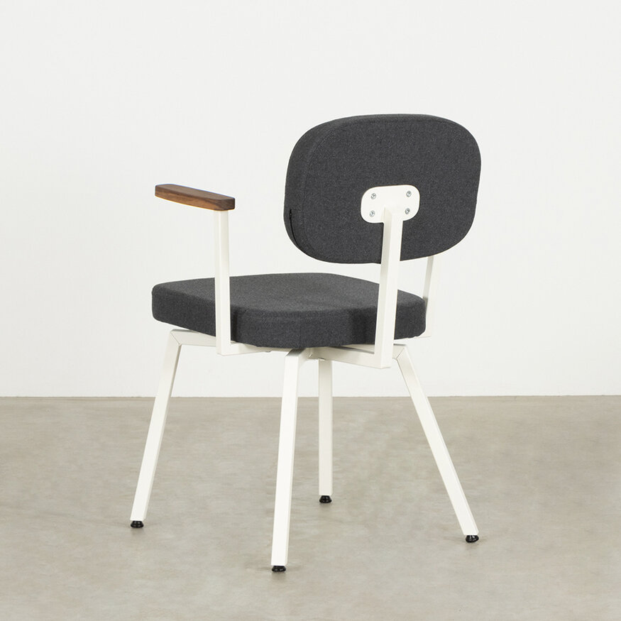 MK design stoel Met Walnoot Armleggers Dykmeyer MK design stoel Met Walnoot Armleggers