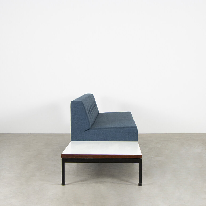 Kho Liang Ie bank 070 met tafel blauw stof Artifort Artifort Kho Liang Ie bank 070 met tafel blauw stof Artifort