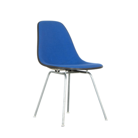 Eames fiberglass kuipstoel zwart en blauw hopsak stof Herman Miller