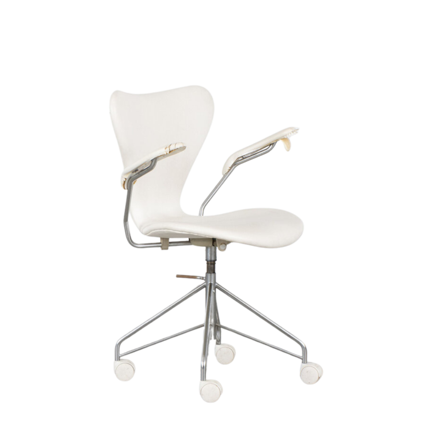 Fritz Hansen Arne Jacobsen 3217 desk butterfly chair white skai Fritz Hansen