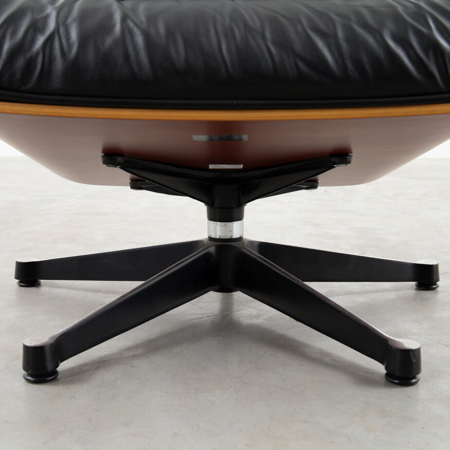 Vitra Eames Lounge Chair kersen en zwart leer Vitra