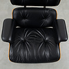 Vitra Eames Lounge Chair kersen en zwart leer Vitra