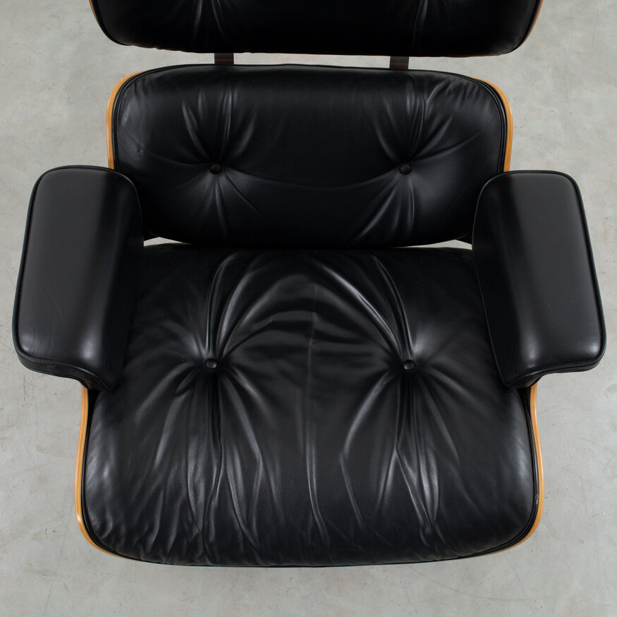 Vitra Eames Lounge Chair kersen en zwart leer Vitra