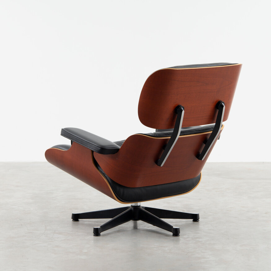 Vitra Eames Lounge Chair kersen en zwart leer Vitra