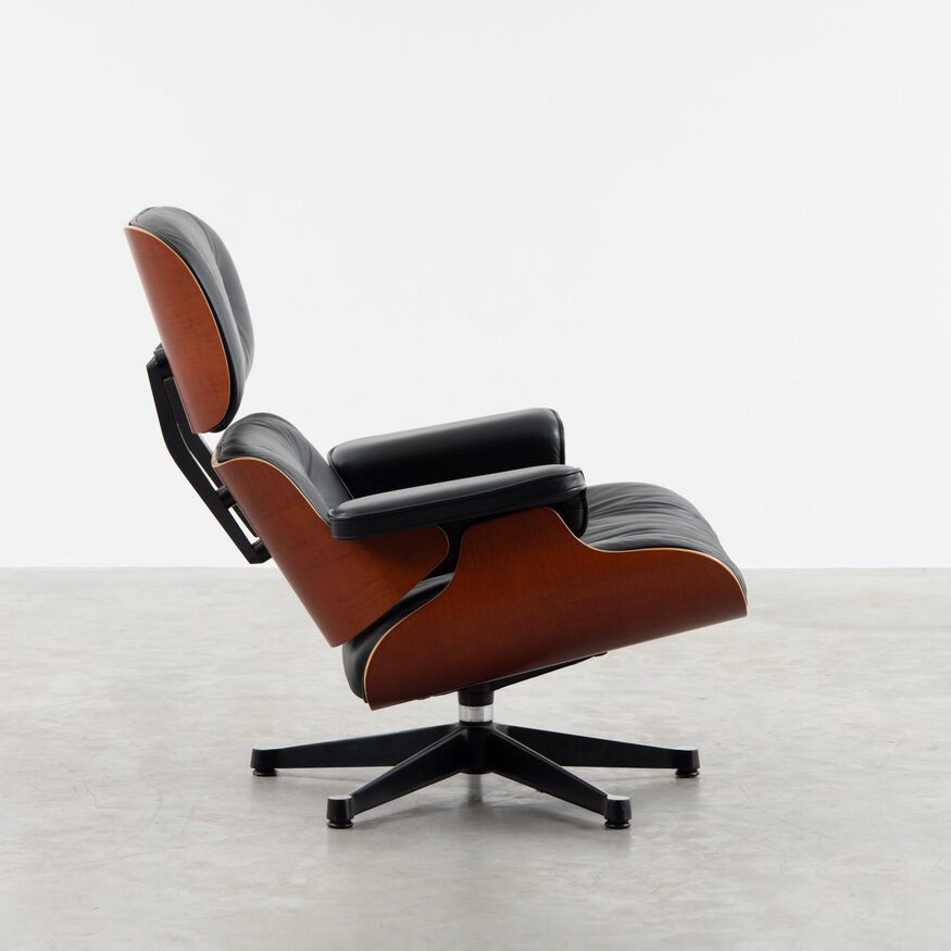 Vitra Eames Lounge Chair kersen en zwart leer Vitra
