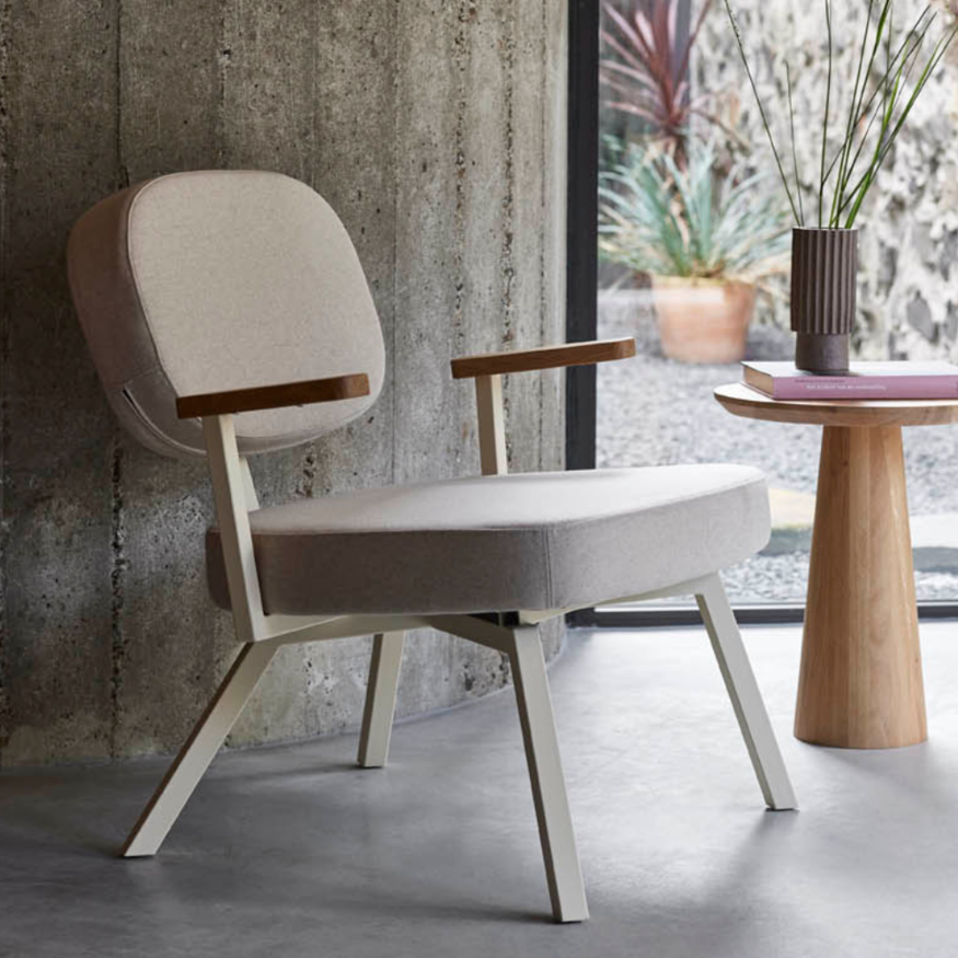 Dykmeyer MK Fauteuil Met Walnoot Armleuningen