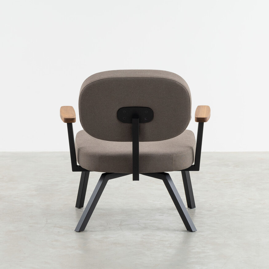 MK Design Fauteuil Met Walnoten Armleggers Dykmeyer MK Design Fauteuil Met Walnoten Armleggers