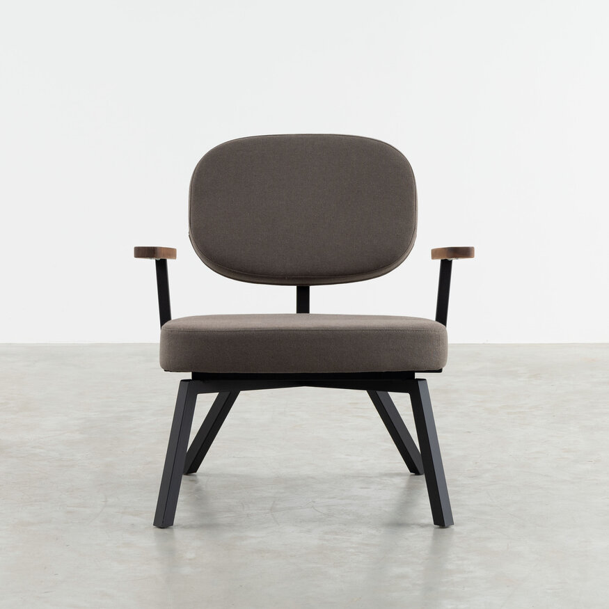 MK Design Fauteuil Met Walnoten Armleggers Dykmeyer MK Design Fauteuil Met Walnoten Armleggers