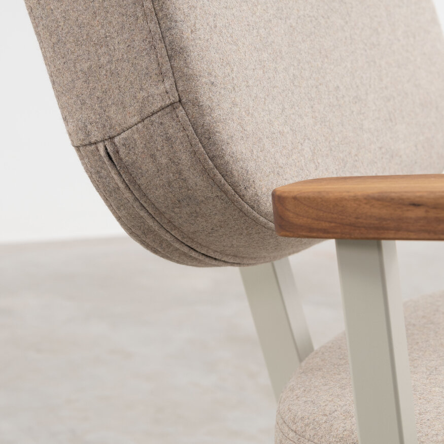 Dykmeyer MK Fauteuil Met Walnoot Armleuningen