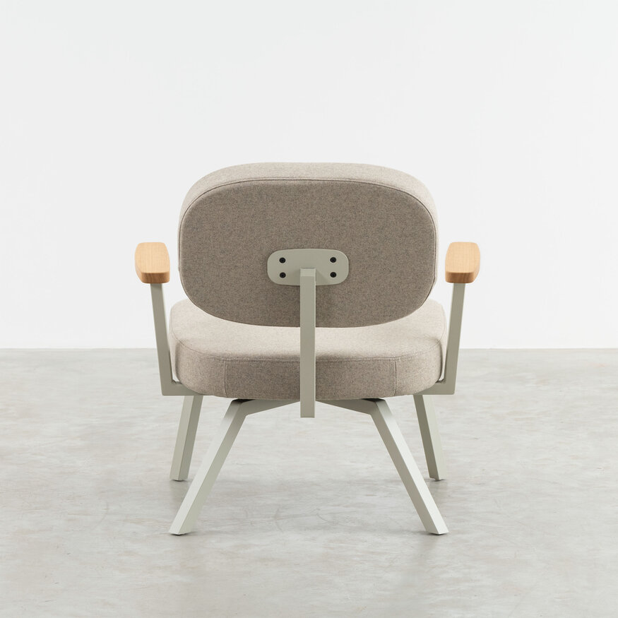 MK Design Fauteuil Met Eiken Armleuningen Dykmeyer MK Design Fauteuil Met Eiken Armleuningen