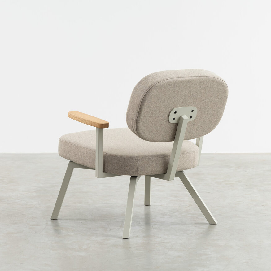 MK Design Fauteuil Met Eiken Armleuningen Dykmeyer MK Design Fauteuil Met Eiken Armleuningen