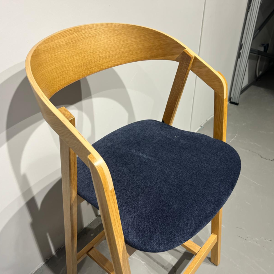 Edske Counter Barstoel Eiken / Blauw Sav & Økse Edske Counter Barstoel Eiken / Blauw