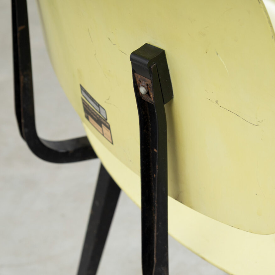 Set van 4 Friso Kramer Revolt stoelen met arm Ahrend Ahrend Set van 4 Friso Kramer Revolt stoelen met arm Ahrend