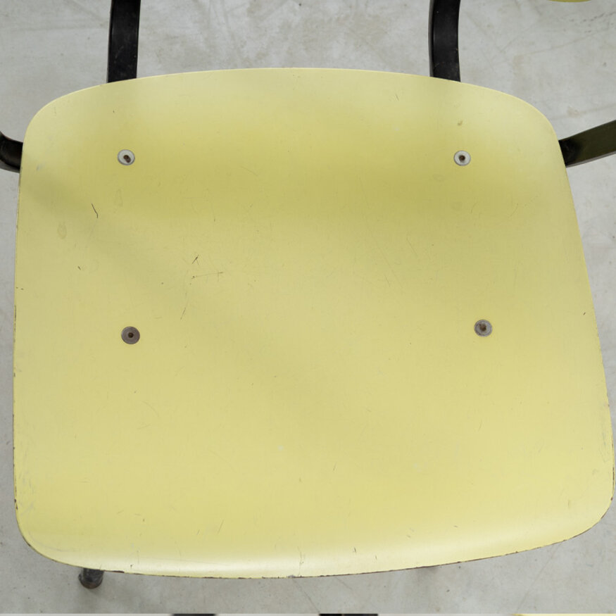 Set van 4 Friso Kramer Revolt stoelen met arm Ahrend Ahrend Set van 4 Friso Kramer Revolt stoelen met arm Ahrend