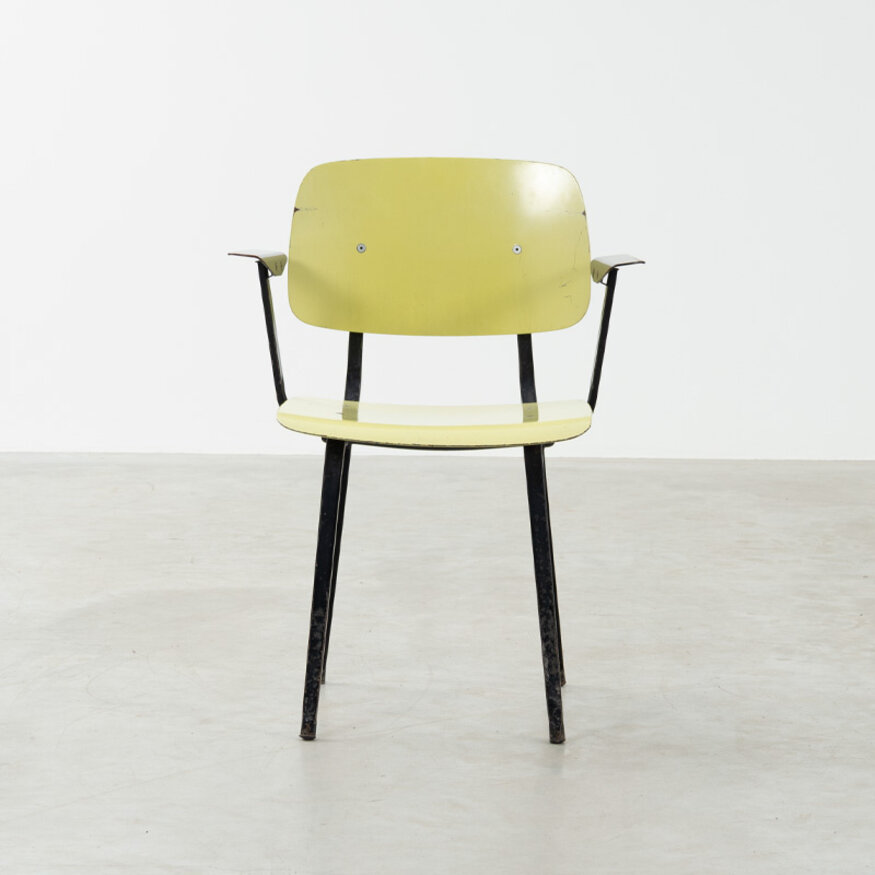 Set of 4 Friso Kramer Revolt chairs with armrests Ahrend Ahrend Set of 4 Friso Kramer Revolt chairs with armrests Ahrend