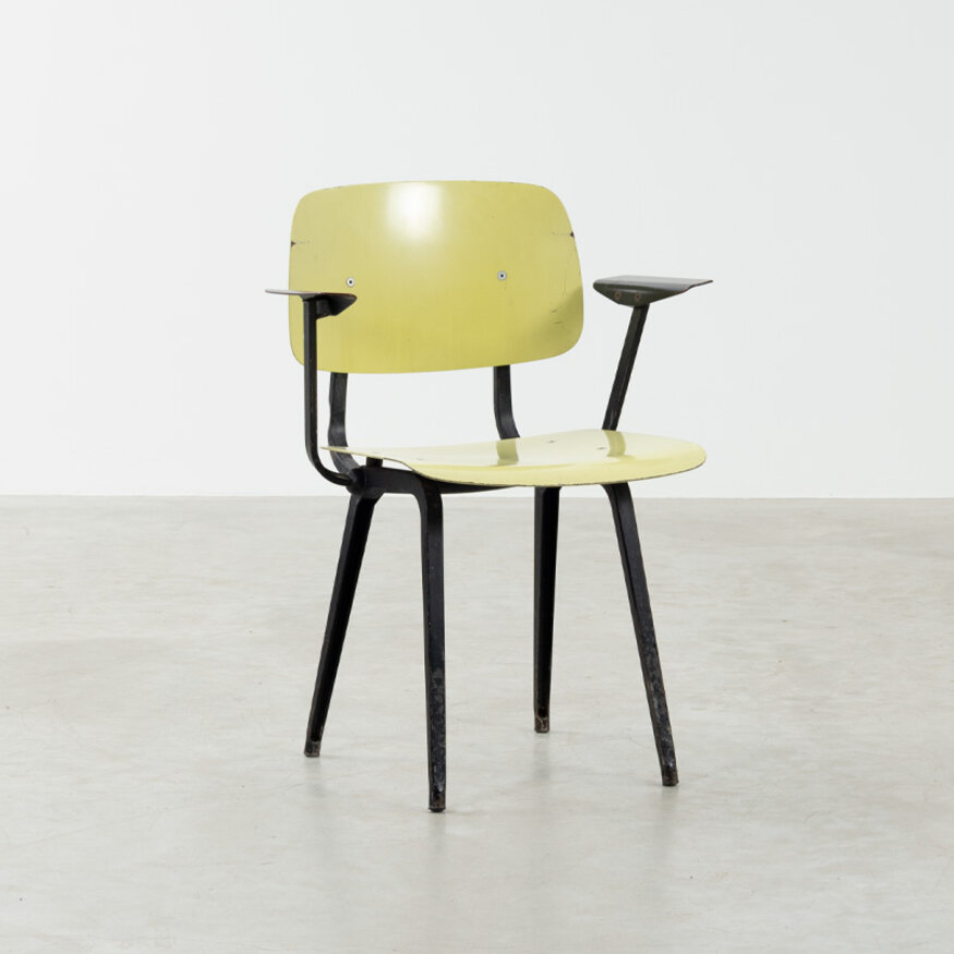 Set of 4 Friso Kramer Revolt chairs with armrests Ahrend Ahrend Set of 4 Friso Kramer Revolt chairs with armrests Ahrend