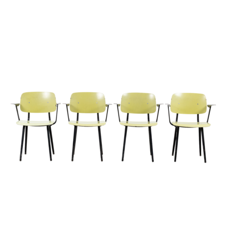Set van 4 Friso Kramer Revolt stoelen met arm Ahrend Set van 4 Friso Kramer Revolt stoelen met arm Ahrend