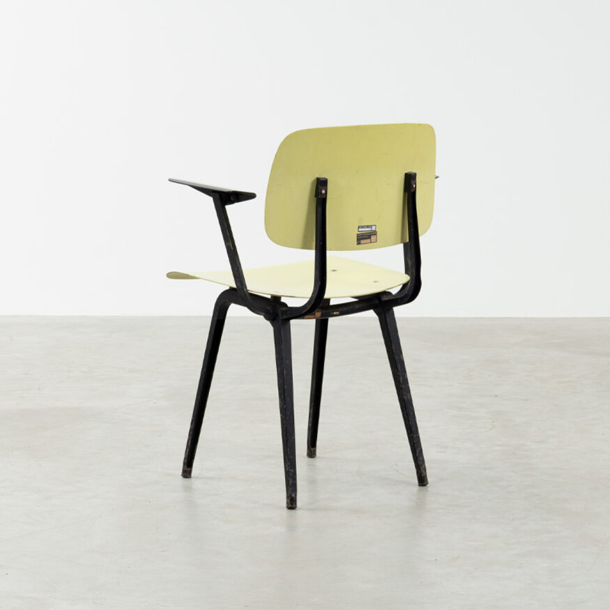 Set van 4 Friso Kramer Revolt stoelen met arm Ahrend Ahrend Set van 4 Friso Kramer Revolt stoelen met arm Ahrend