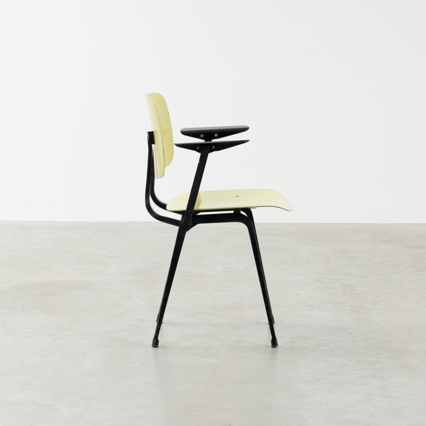 Set of 4 Friso Kramer Revolt chairs with armrests Ahrend Ahrend Set of 4 Friso Kramer Revolt chairs with armrests Ahrend