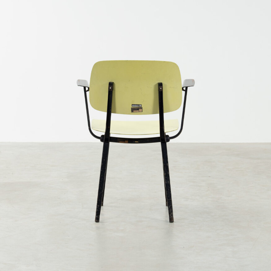 Set of 4 Friso Kramer Revolt chairs with armrests Ahrend Ahrend Set of 4 Friso Kramer Revolt chairs with armrests Ahrend